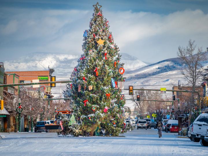 Decorações de Natal durante a Night of Lights anual em Gunnison, Colorado