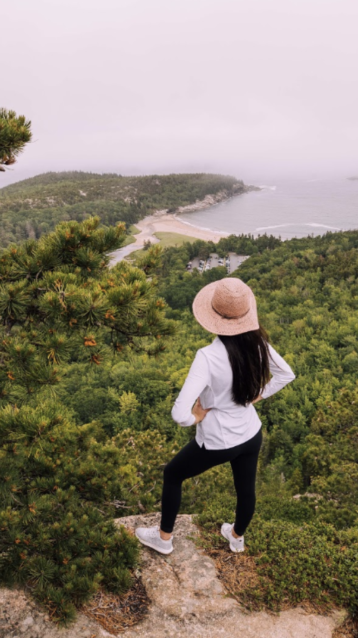 俯瞰缅因州海岸的徒步旅行者