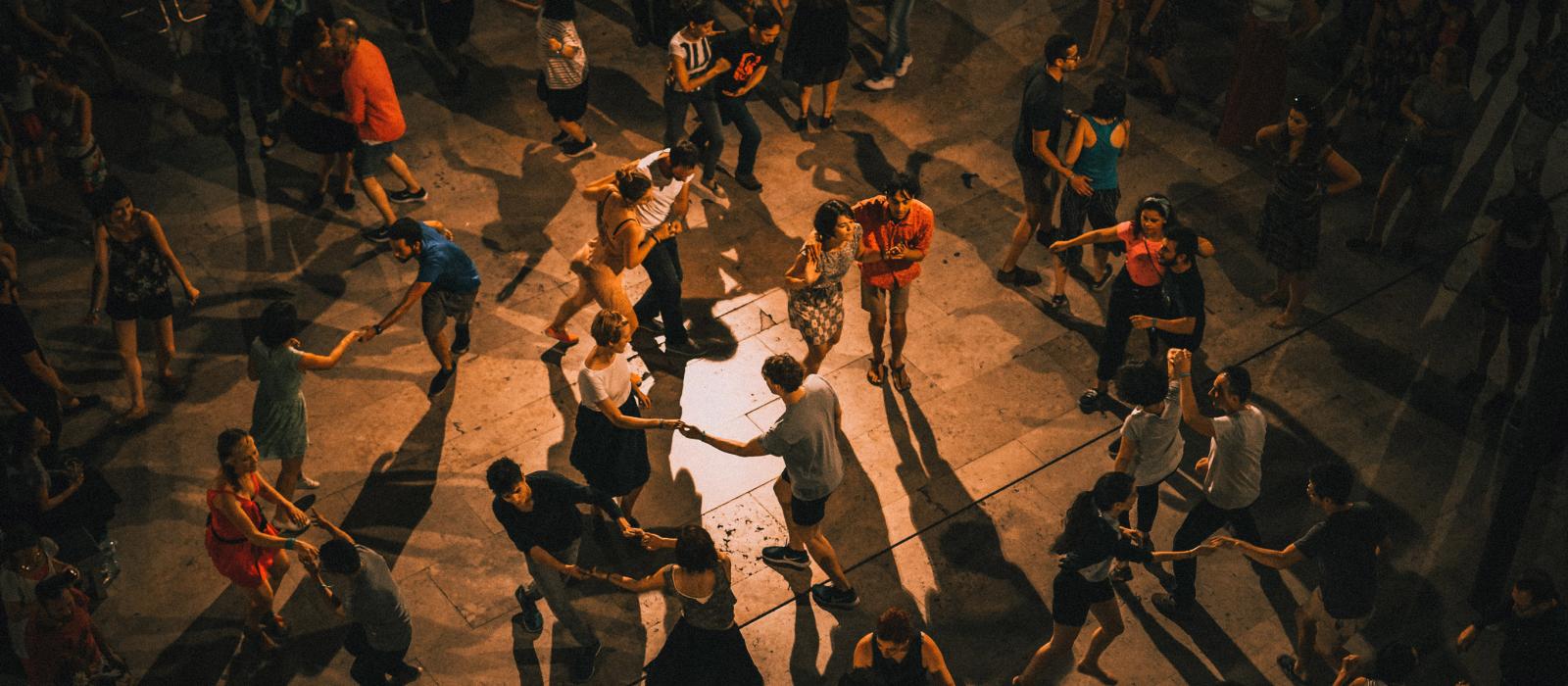 在波多黎各圣胡安的街道上跳萨尔萨舞