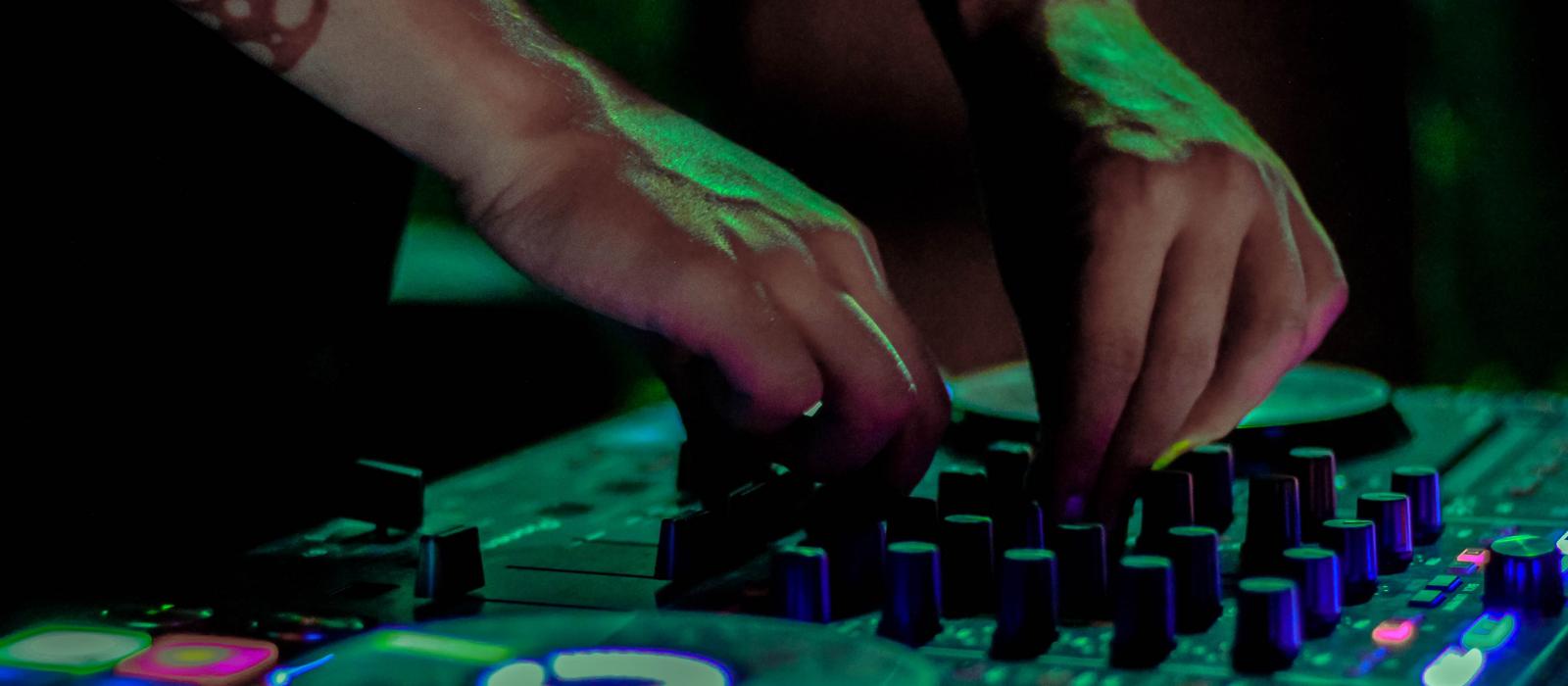 DJ 操纵电子舞曲设备