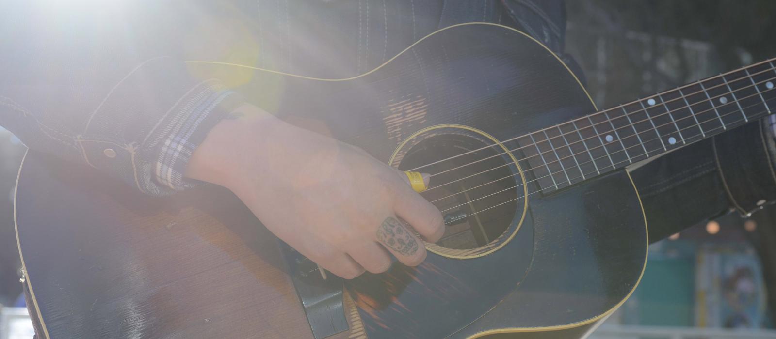 在德克萨斯州休斯敦的街头弹奏吉他