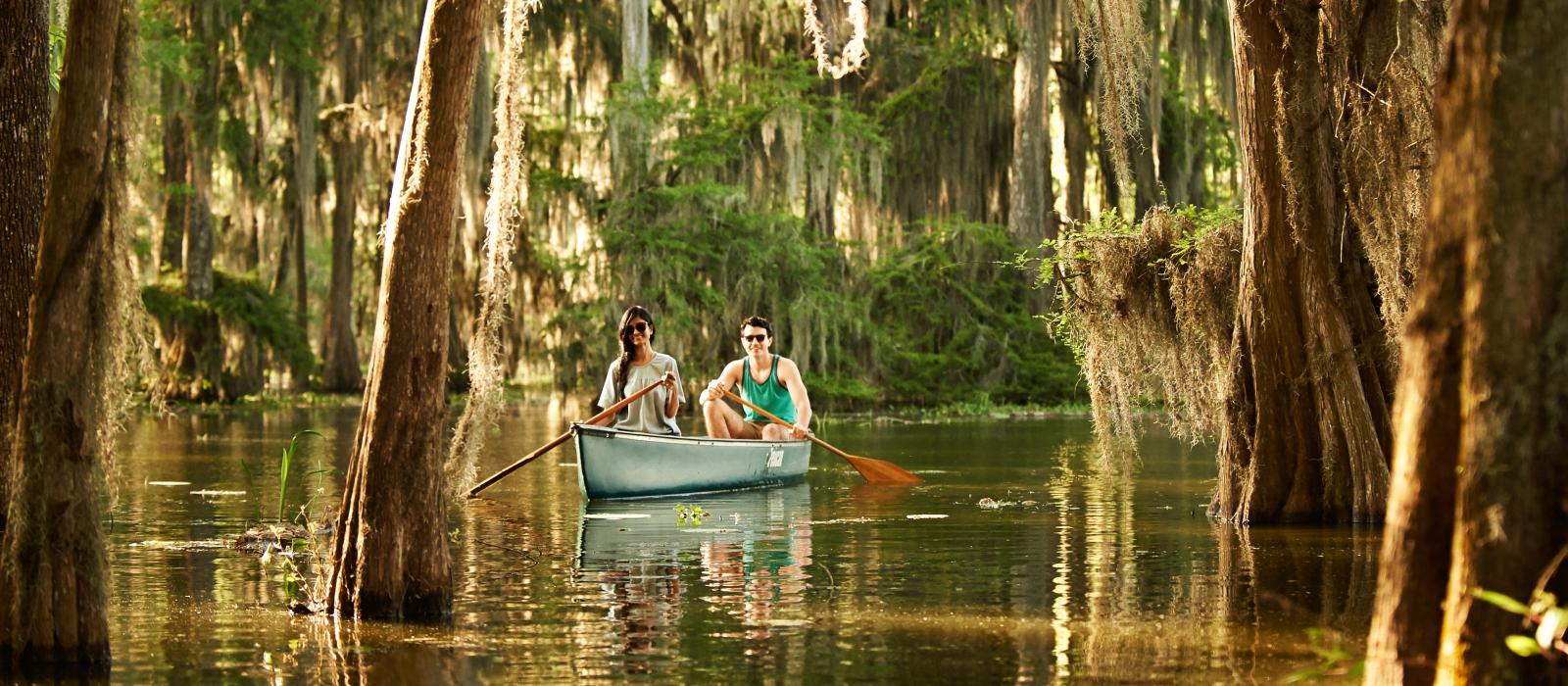 在路易斯安那州布罗布里奇划独木舟游览马丁湖
