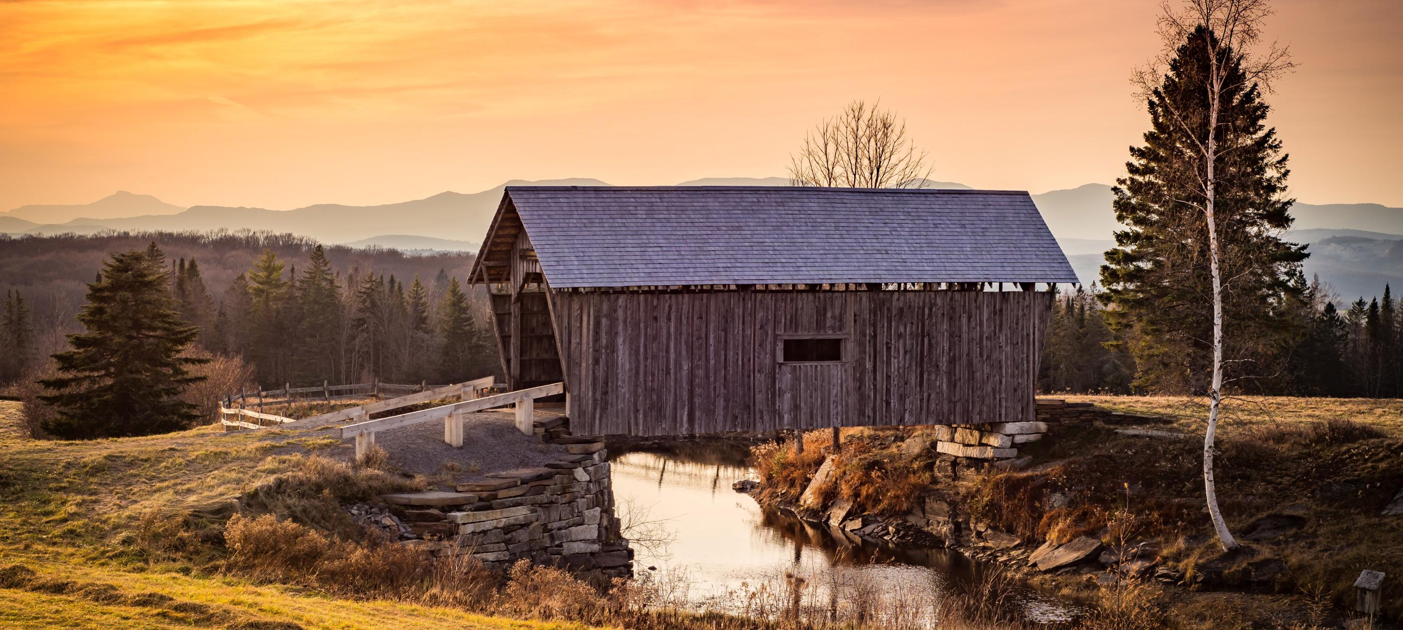 佛蒙特州卡博特市 AM Foster 廊桥周围的田园风光