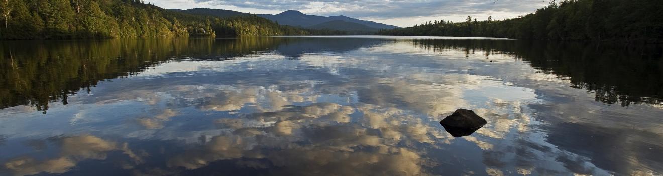 富兰克林瀑布湖与纽约州蓝山相对而立 富兰克林瀑布湖与纽约州蓝山相对而立