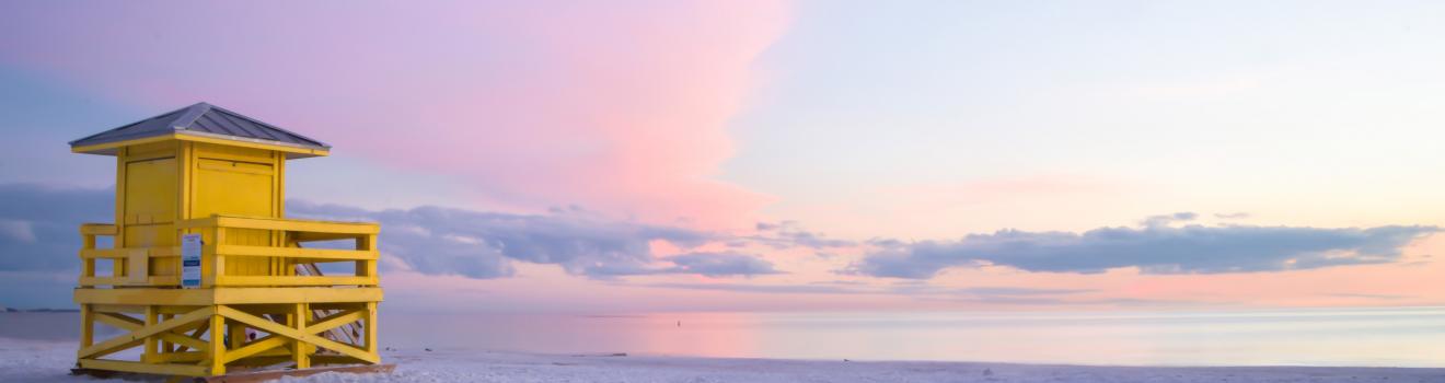 一位救生员站在佛罗里达州，萨拉索塔的西埃斯特基海滩上