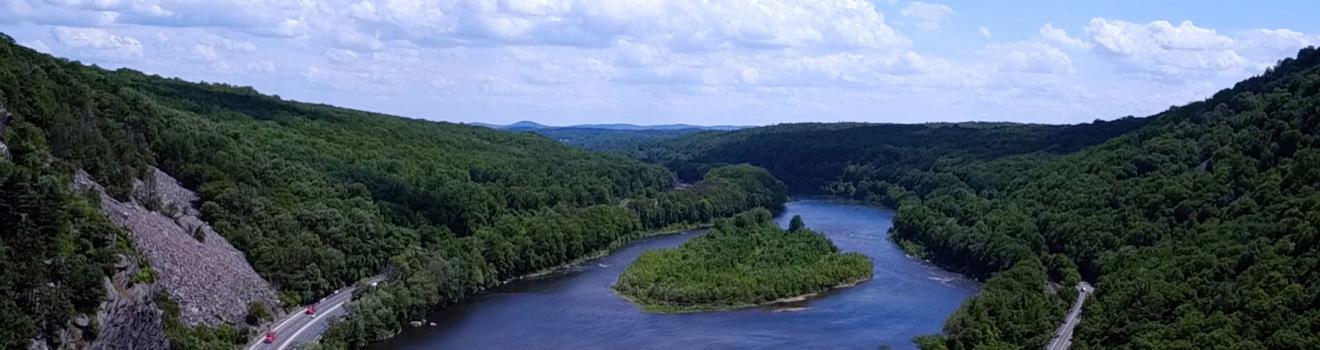 新泽西州郁郁葱葱的丘陵与高山环绕下的美丽河谷