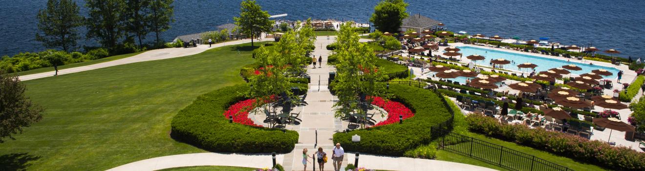 Die gepflegten Grünanlagen am Sagamore Resort