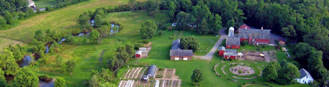 航拍波基普西的 Sprout Creek 农场 航拍波基普西的 Sprout Creek 农场