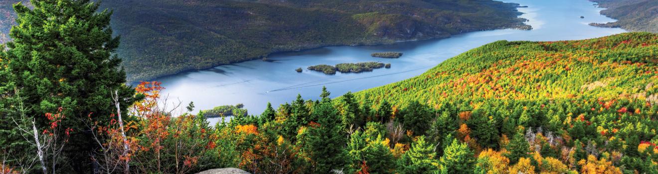 初秋时节俯瞰纽约州乔治湖