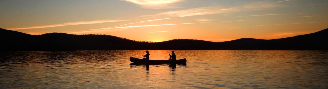 日落时分在纽约州普拉茨堡的银湖 (Silver Lake) 上划船 日落时分在纽约州普拉茨堡的银湖 (Silver Lake) 上划船