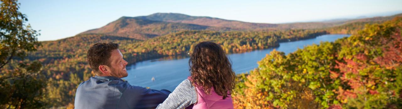新罕布什尔州莫纳德诺克山的秋日落叶景色
