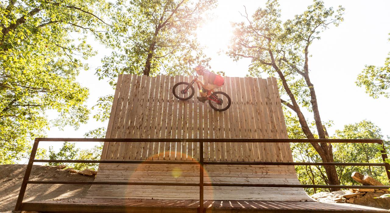 山地自行车骑手在 Slaughter Pen 小径上征服障碍