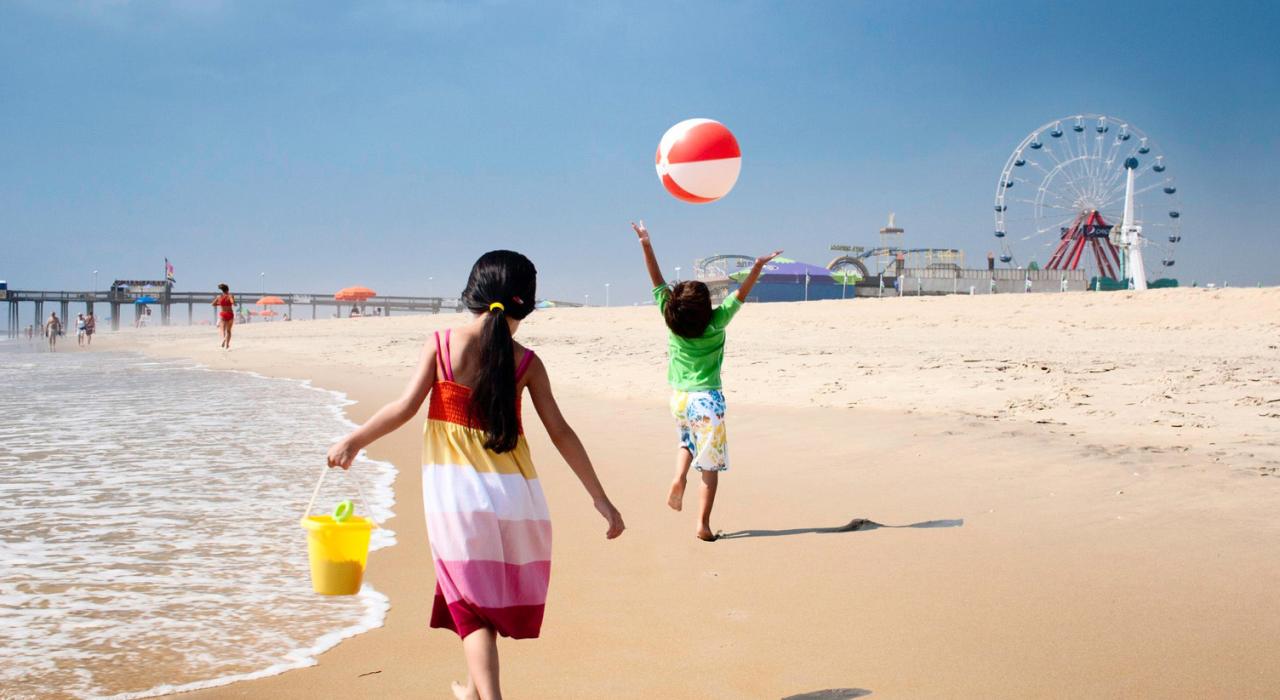 孩子们沿着海岸线玩耍