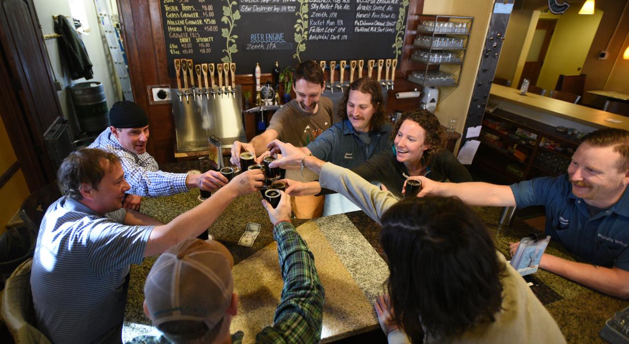 在柯林斯堡的 Equinox 酿酒厂举杯畅饮