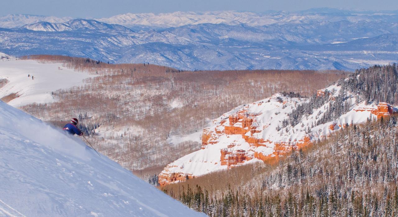 在布赖恩峰度假村的红岩地貌上滑雪