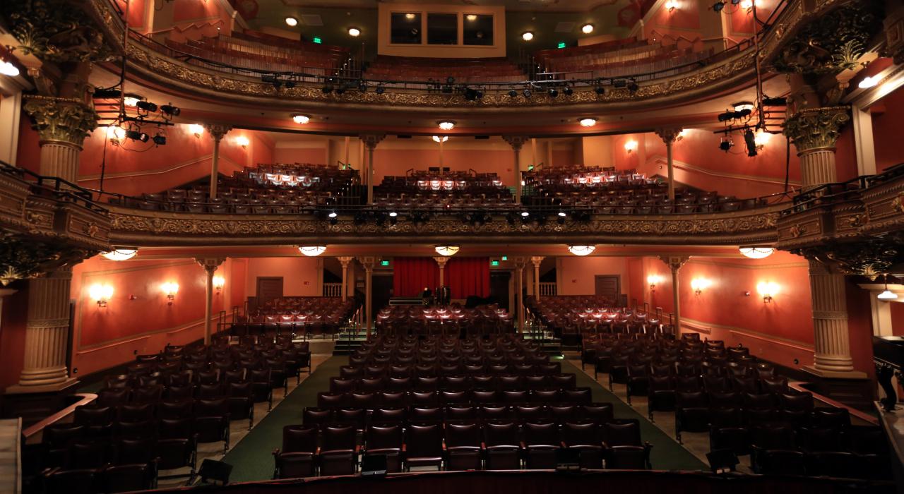 马萨诸塞州皮茨菲尔德的克隆尼奥剧院内景