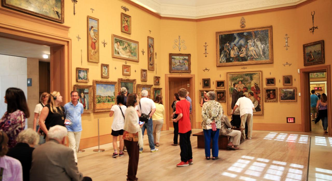 宾夕法尼亚州费城的巴恩斯美术馆收藏有 3,000 件大师作品，还设有一个迷人的花园