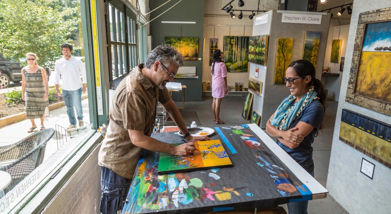 River Arts District 地区某一画廊中正在进行创作的艺术家