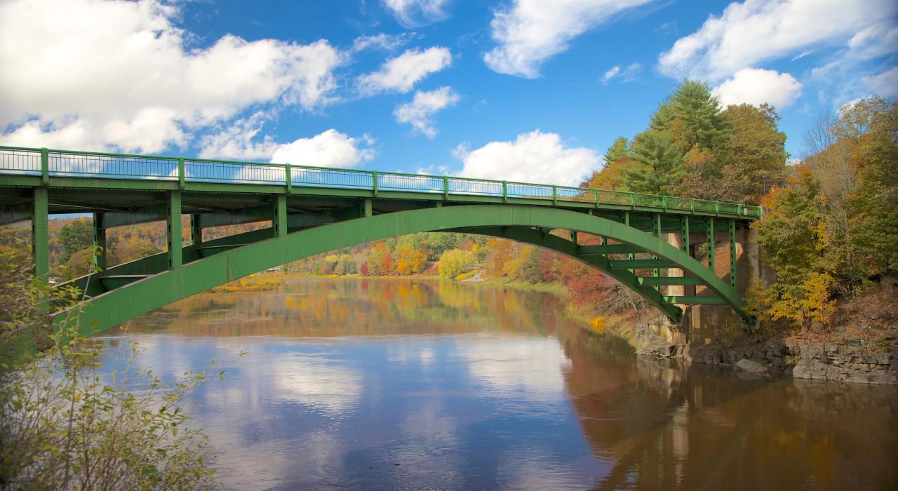 横跨纽约州纳罗斯堡特拉华河上游的桥梁