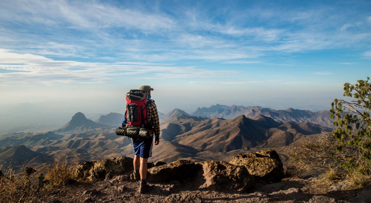 在具有挑战性的徒步旅行中途，站在南缘俯瞰迷人远景