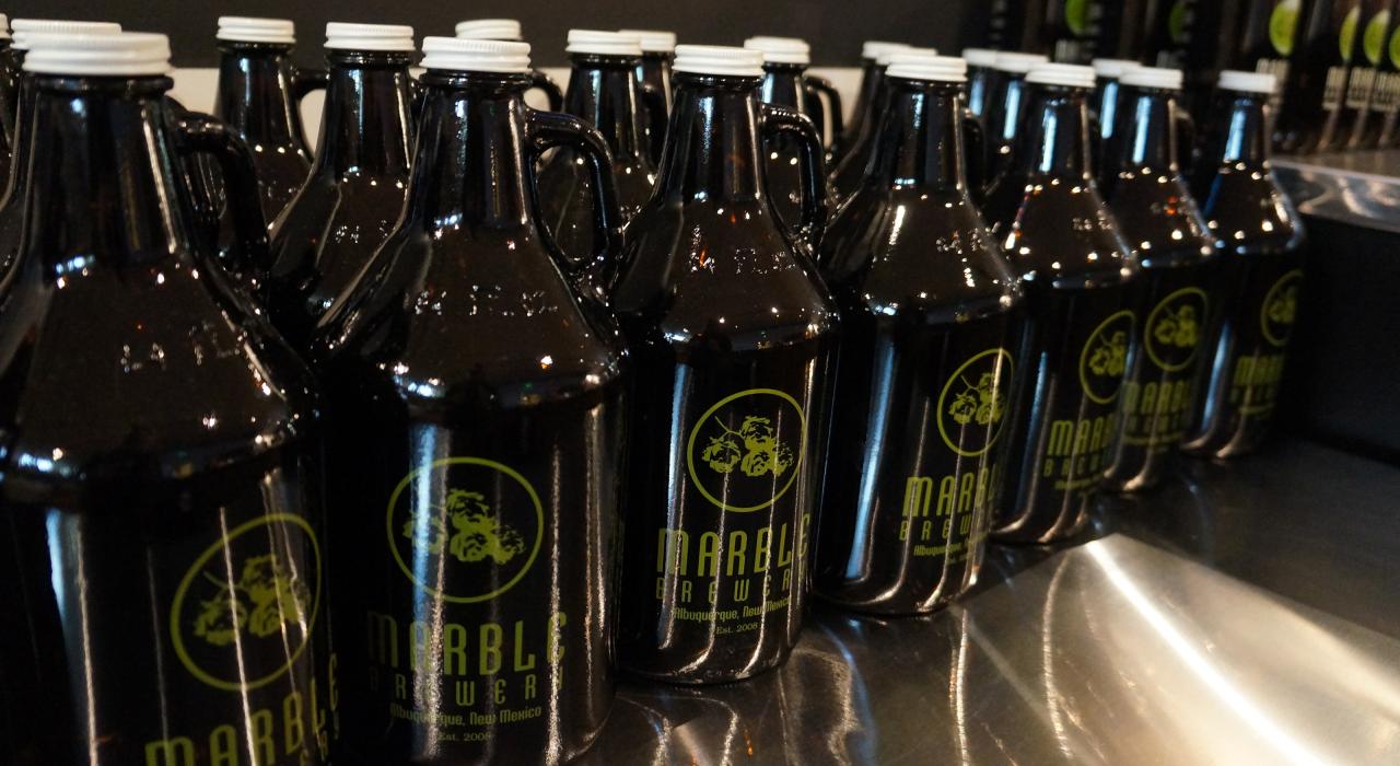 新墨西哥州阿尔伯克基 Marble Brewery 啤酒厂的啤酒壶