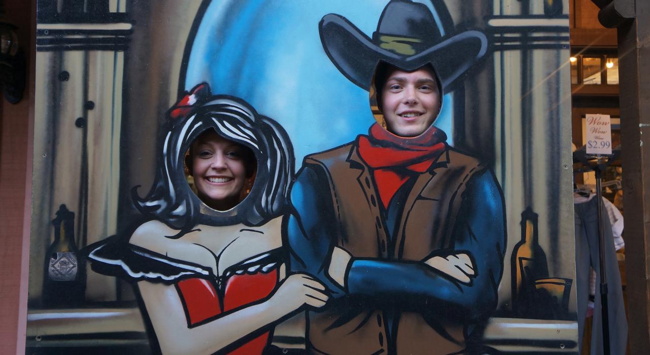 在亚利桑那州凤凰城西部风格酒吧的趣味合影