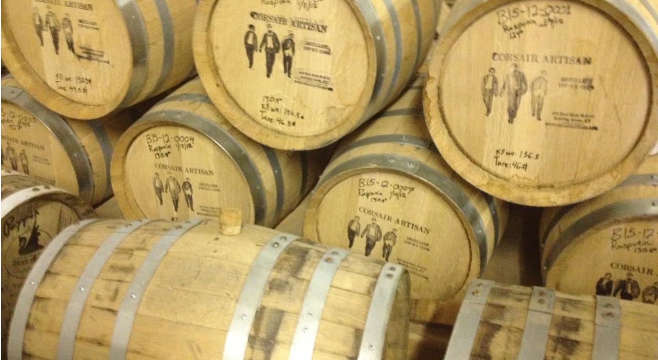 肯塔基州鲍林格林市海盗船蒸馏酒厂的陈年酒桶