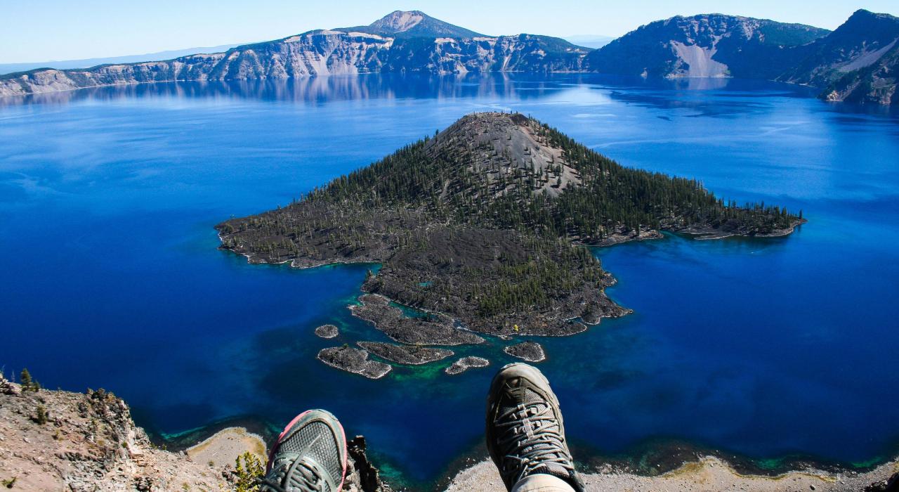 夏季徒步旅行，领略原始湖泊中的巫师岛