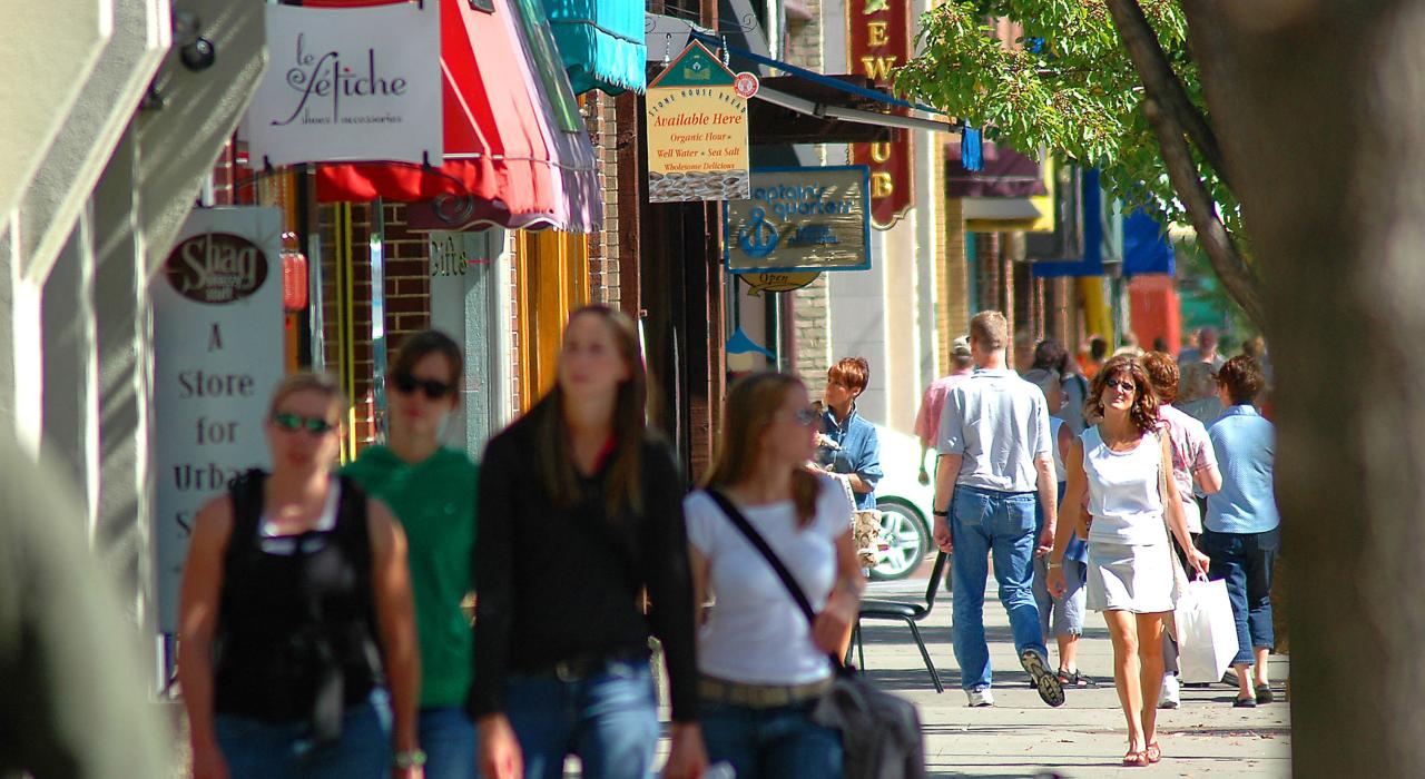Boutiques y calles concurridas en el centro de Traverse City, Michigan
