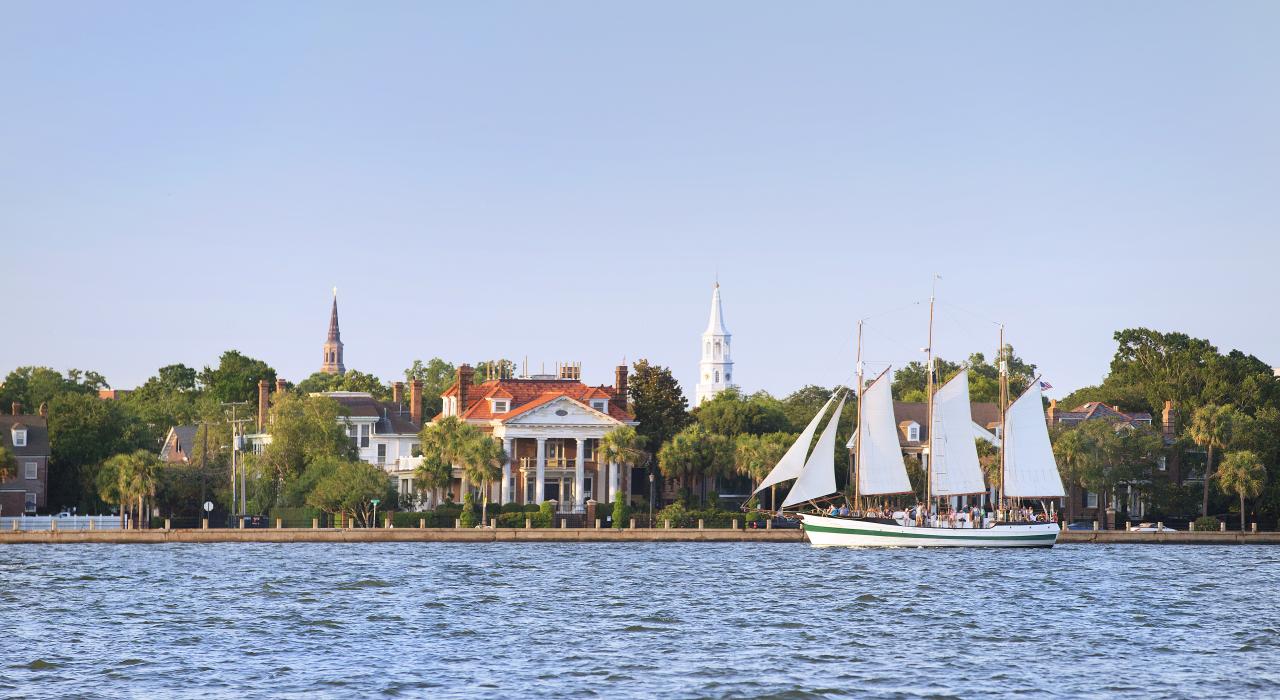 在“自豪号”帆船上游览查尔斯顿港