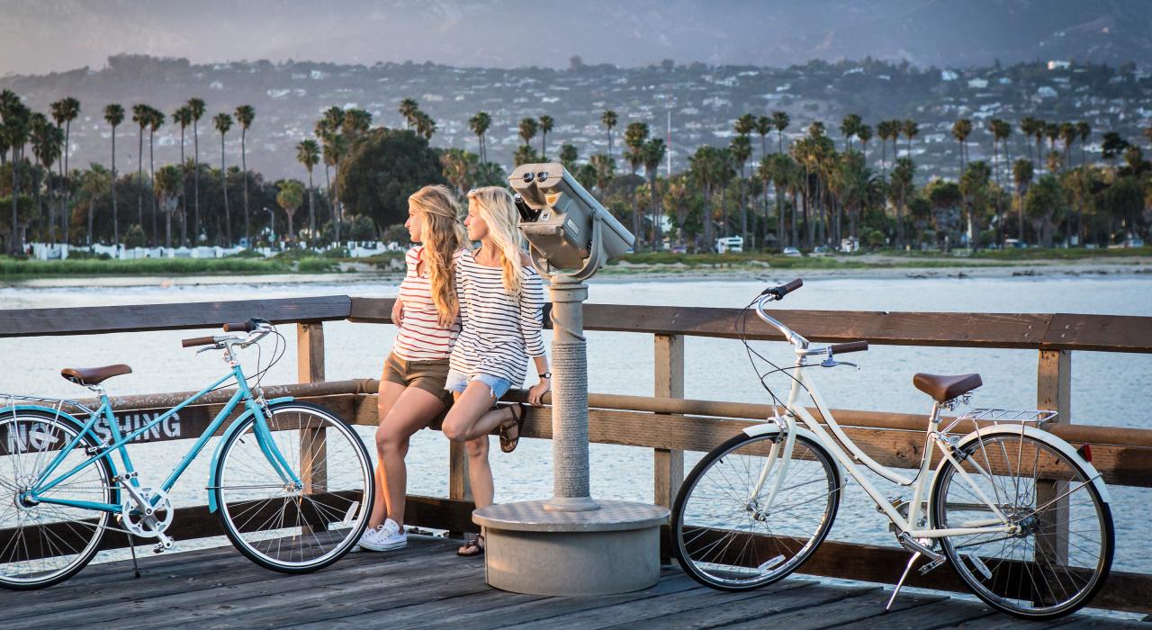 Dos mujeres descansando tras andar en bicicleta en San Diego, California