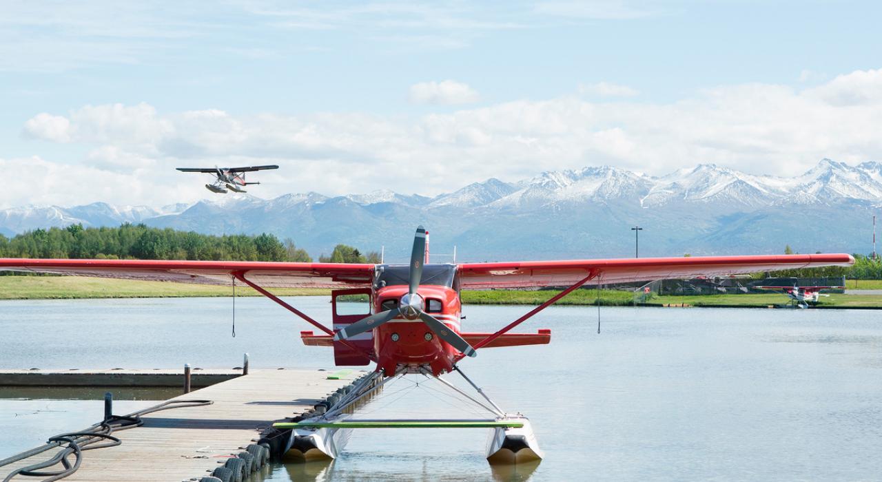 停泊在安克雷奇的水上飞机