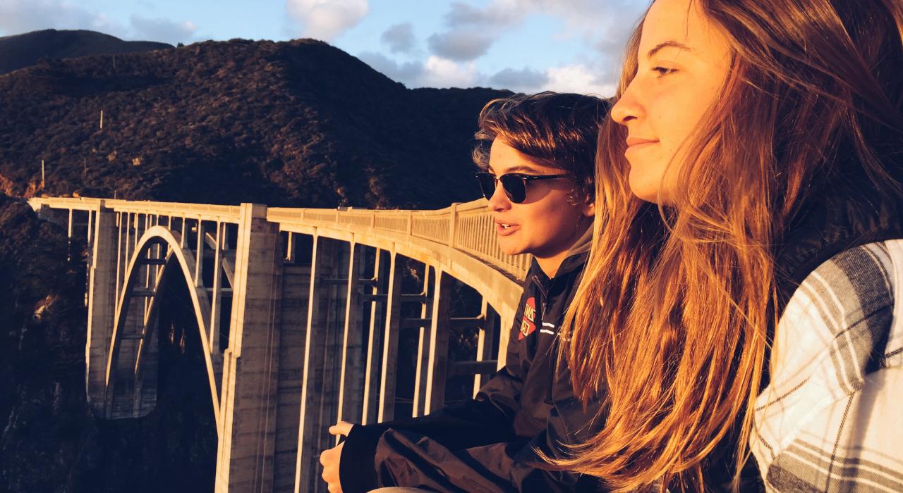 Adolescentes admirando la vista desde el Bixby Bridge en Big Sur, California