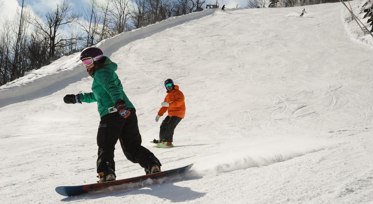 在纽约州卡茨基尔山脉上单板滑雪