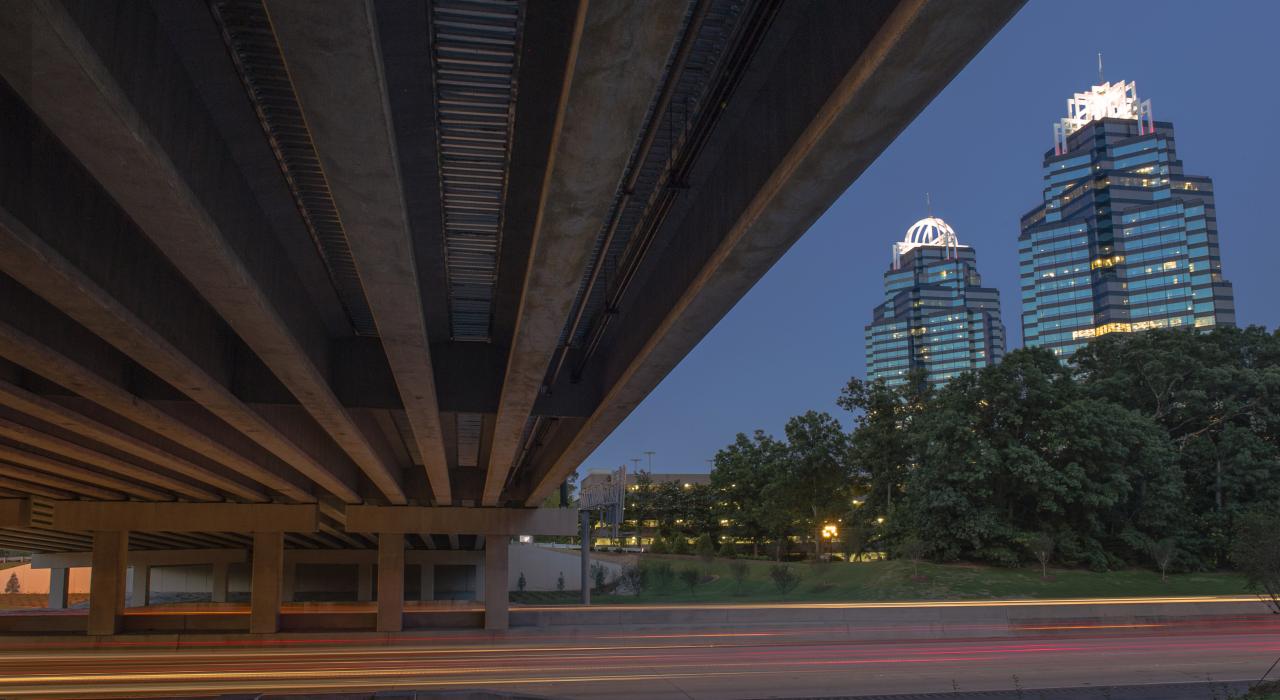 As torres "King and Queen" do Landmark Center ao anoitecer