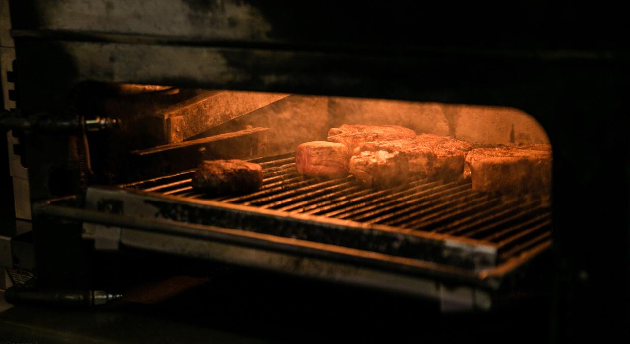 密西西比州格林维尔 Doe’s Eat Place 餐厅的牛排