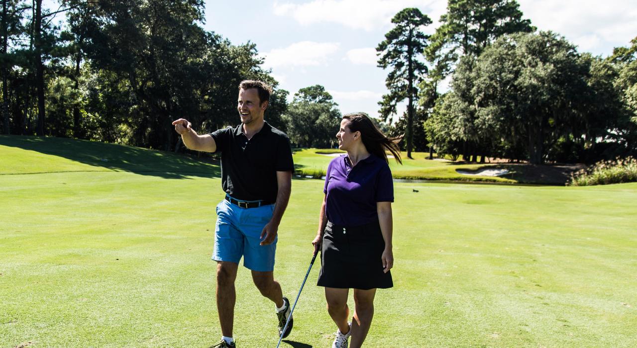 在南卡罗来纳州美特尔海滩打高尔夫球