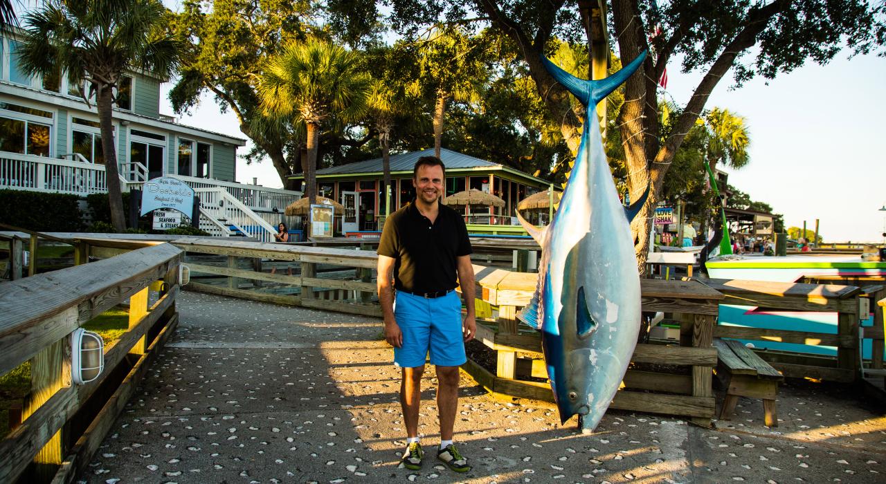 在南卡罗来纳州美特尔海滩的渔村默雷尔斯因莱特区欣赏美景
