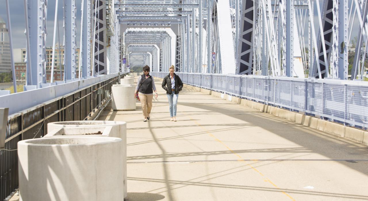 连接肯塔基州纽波特和俄亥俄州辛辛那提的大桥