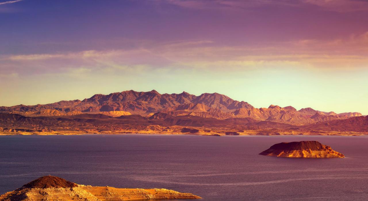 一块巨石静静凝望着水库宁静的水面