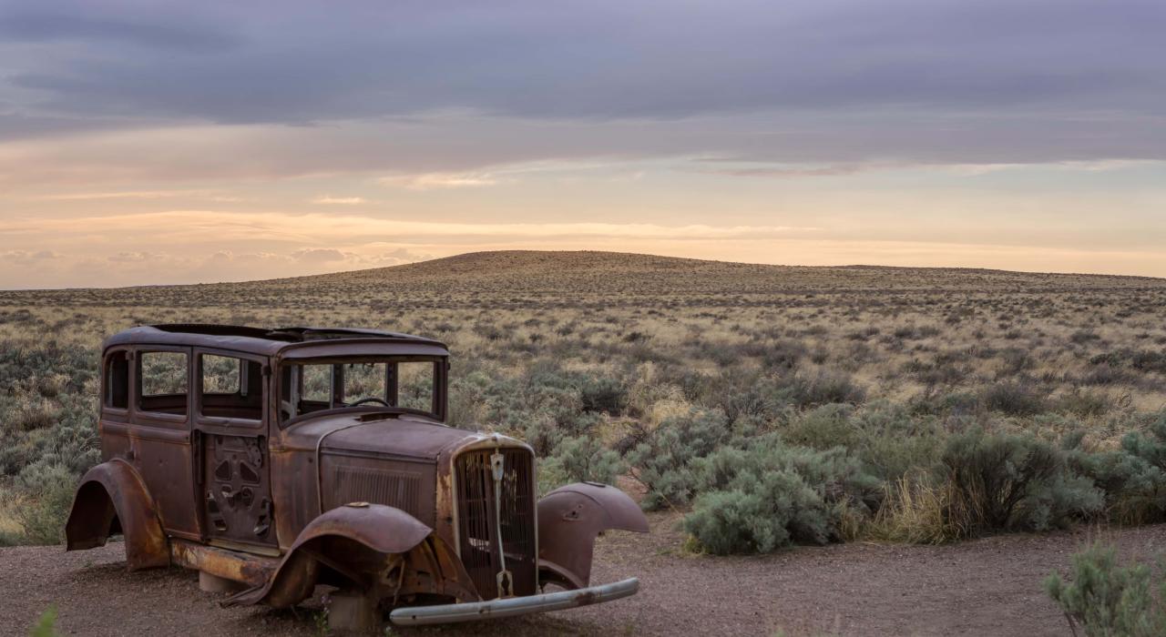 废弃许久的 1932 年斯图贝克汽车永远定格在历史悠久的 66 号公路上