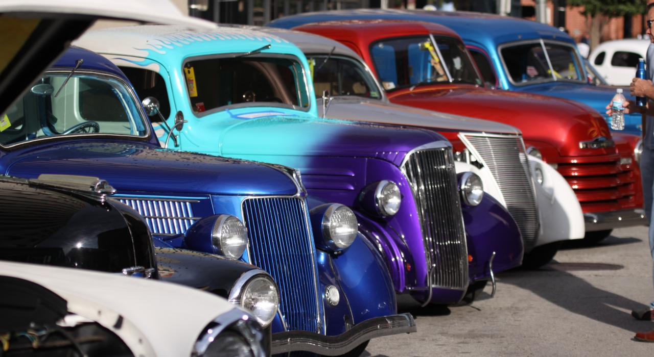 伊利诺伊州斯普林菲尔德 66 号公路母亲之路国际节上展出的老爷车