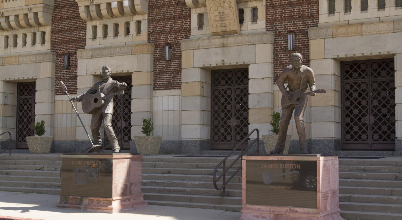 路易斯安那州什里夫波特市政礼堂前的猫王埃尔维斯和詹姆斯·布朗的雕像