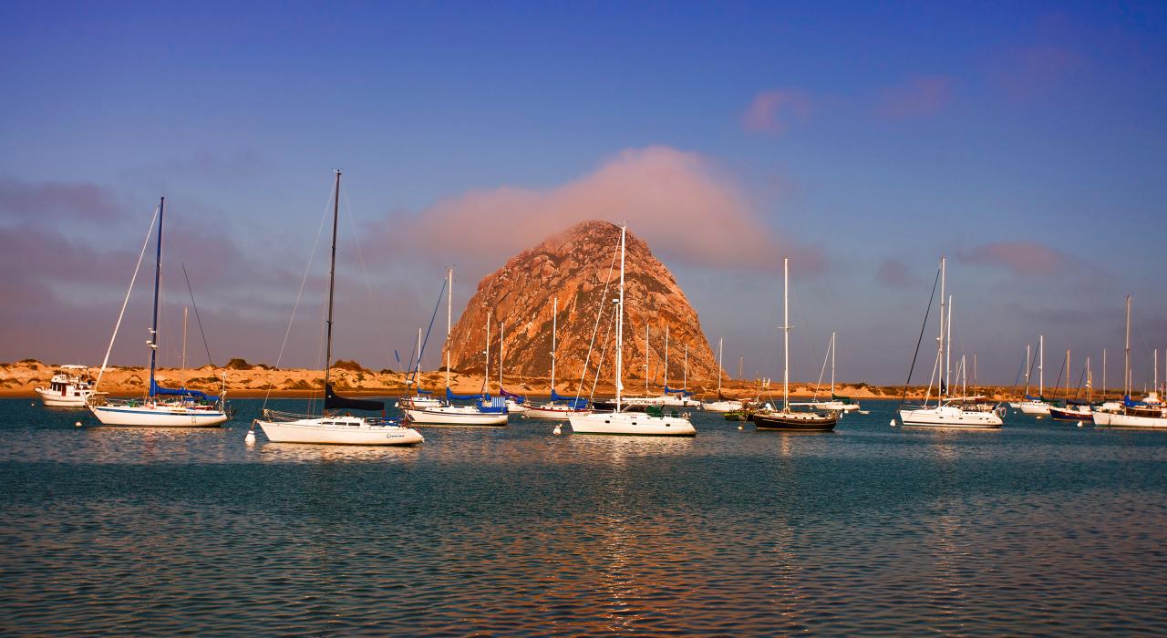 Morro Rock bajo la luz matutina en Morro Bay, California