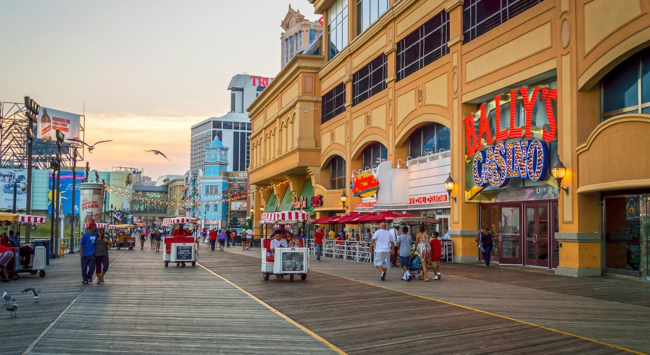 漫步于新泽西州大西洋城的木板路