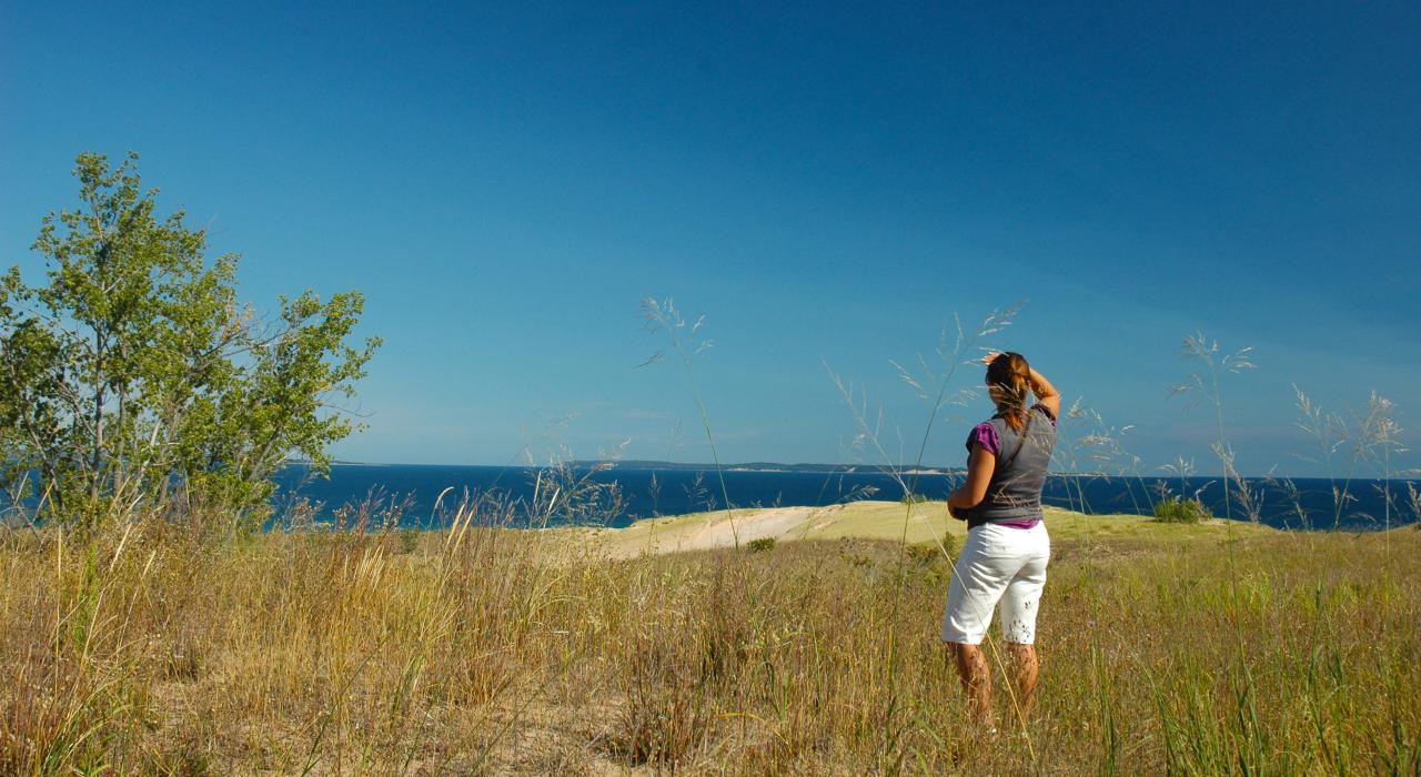 一位女士在睡熊角欣赏美景