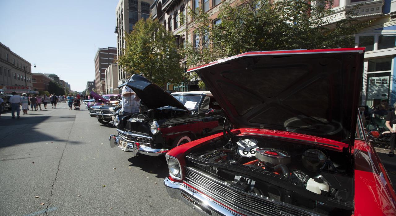 伊利诺伊州斯普林菲尔德 66 号公路母亲之路节展出的老爷车