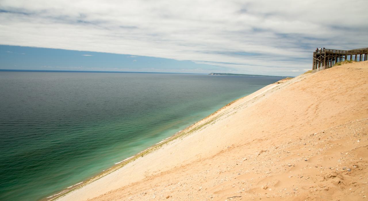 Vista desde Sleeping Bear Dunes en Traverse City, Michigan