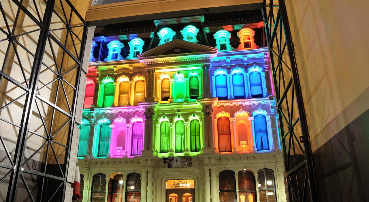 晚上灯火通明的大歌剧院