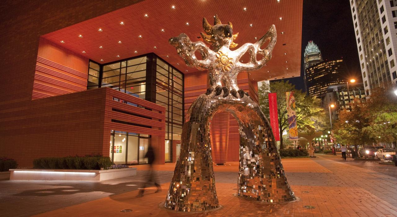 北卡罗来纳州夏洛特贝希特勒博物馆外的火鸟雕塑